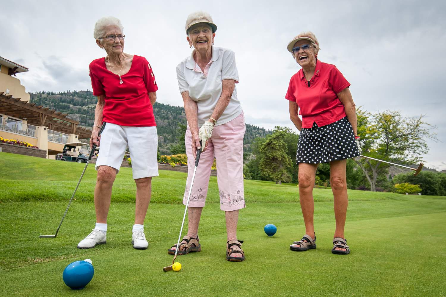 women playing golf