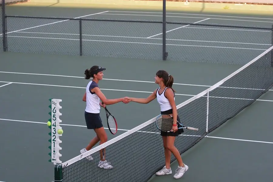 tennis players showing good sportsmanship by shaking hands