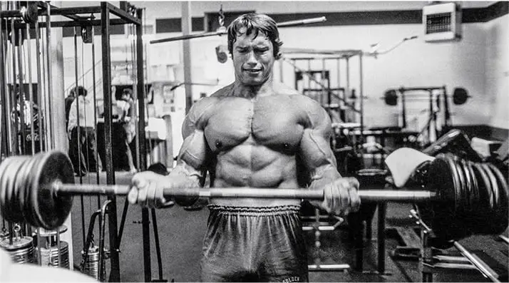 Arnold Schwarzenegger lifting weights